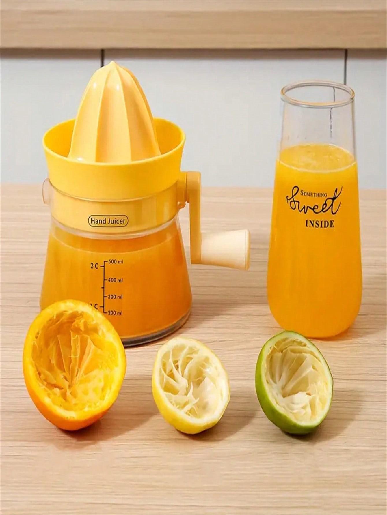 Kitchen Gadgets Built In - เครื่องคั้นน้ำผลไม้แบบมือหมุนอเนกประสงค์ 1 ชิ้น พร้อมถ้วยตวงในตัว สำหรับคั้นเลมอน มะนาว
